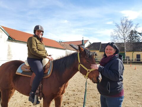 Erste Reitstunde für Claudia und Marion