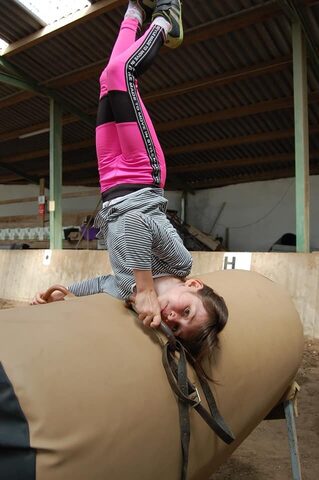 Gleichgewichtsübungen auf Tonne und Gymnastikball